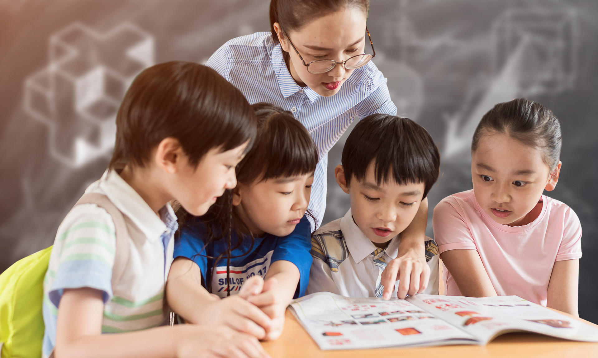 你的大学录取通知书,开始派送!目前梅州已投递高校录取通知书近2000件