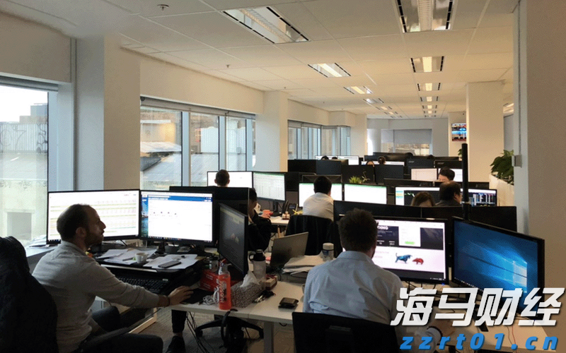 大阪世博会中国馆举行升旗仪式，五星红旗迎风飘扬！