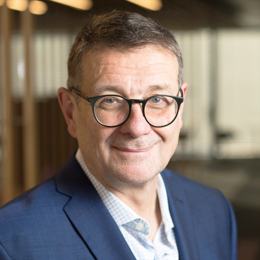 商务部新闻发言人就中方在世贸组织起诉加拿大钢铁等产品进口限制措施答记者问