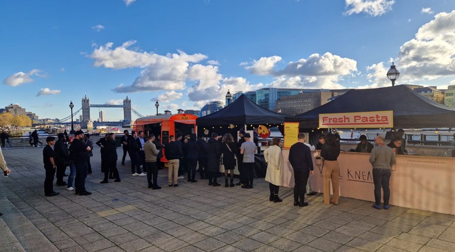 从天河到天山 物流万里只等闲